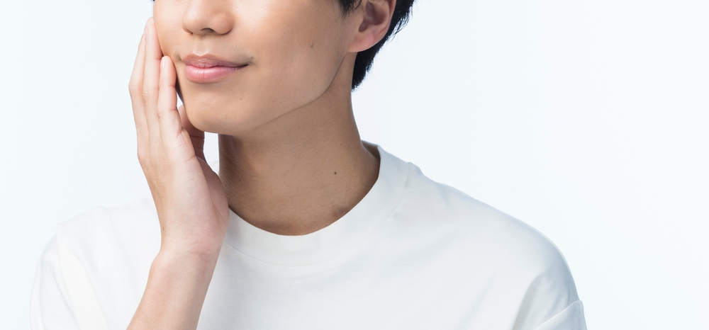 顎を上げる癖を気にしている男性