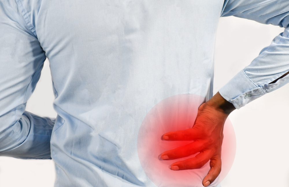 腰を痛めているワイシャツを着た男性のイラスト