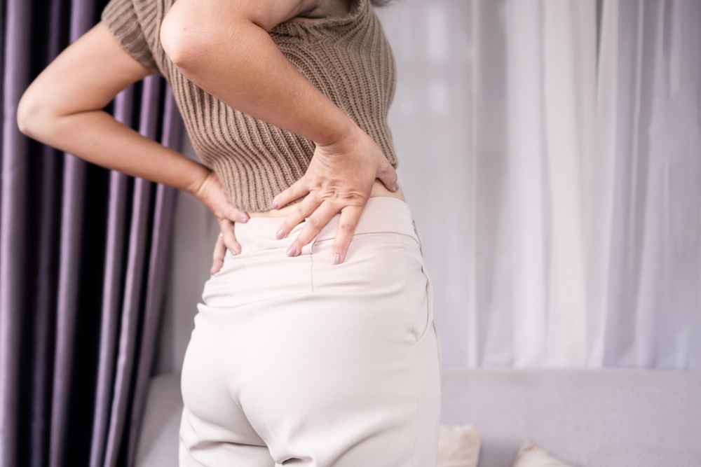 腰を痛めて腰がねじれなくなっている女性