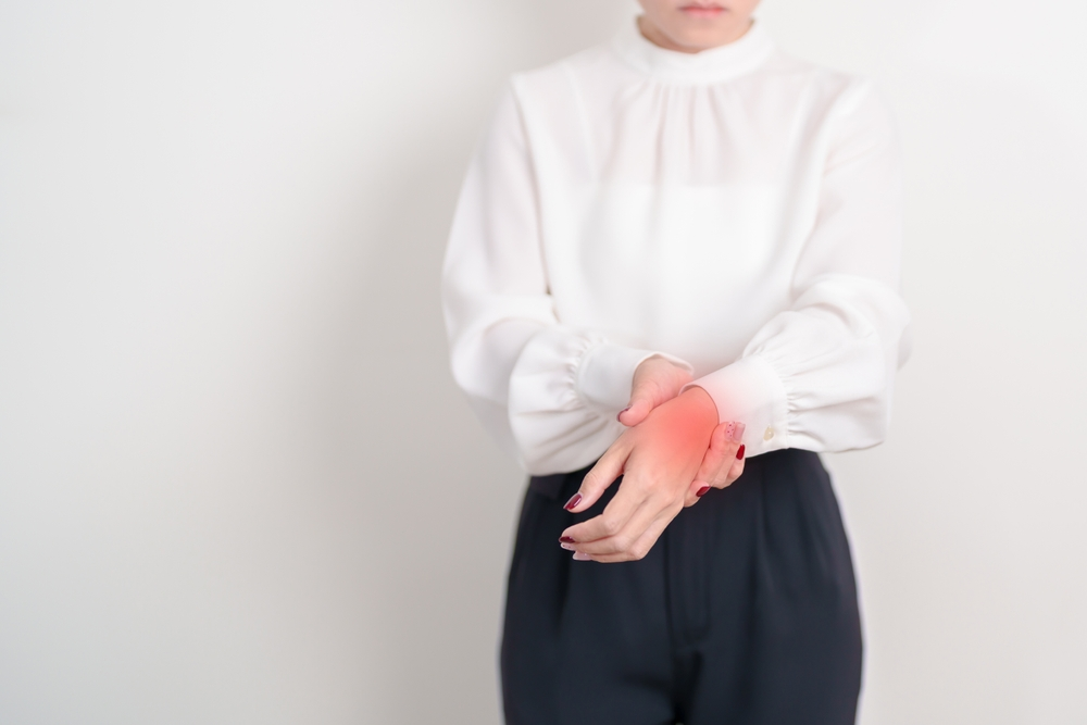 腱鞘炎で手首を痛めている女性