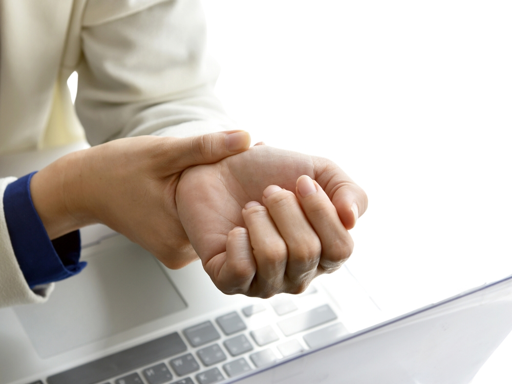 手首を見ている写真