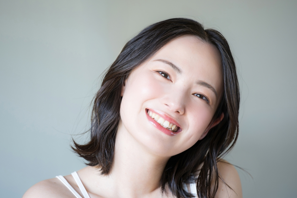 無意識に顎が上がっている女性