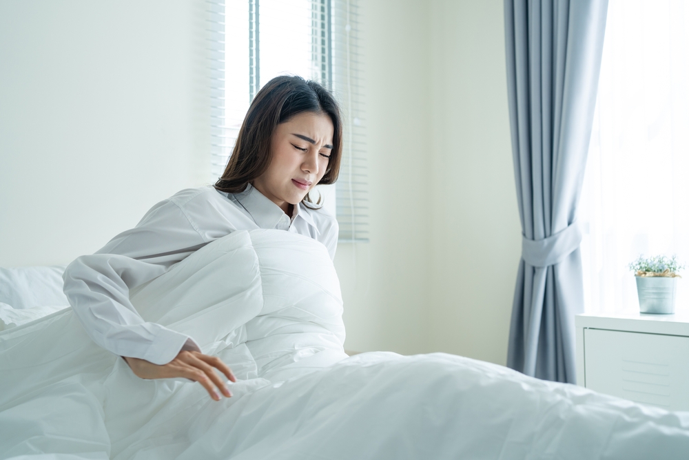 寝起きに痛みを感じる女性
