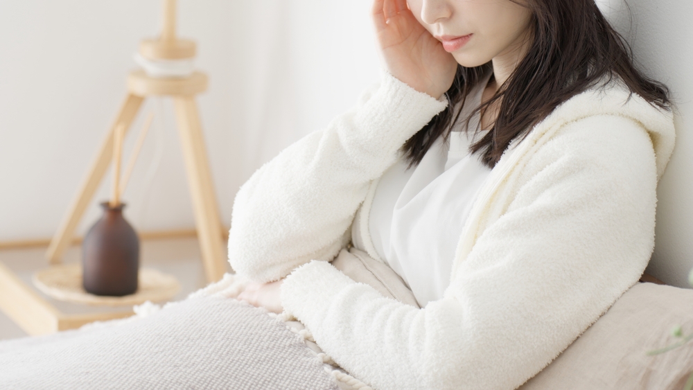 ベッドで思い悩む女性