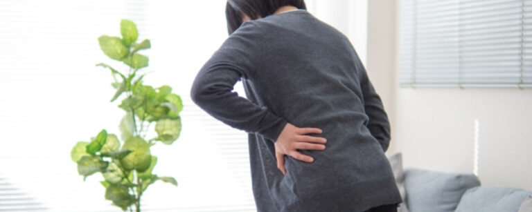 【理学療法士資格保有者監修】腰痛の主な原因は？腰痛の種類や対処法を解説