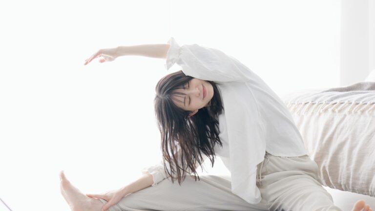 身体が硬い理由とは？デメリットや改善のためのセルフケアも紹介