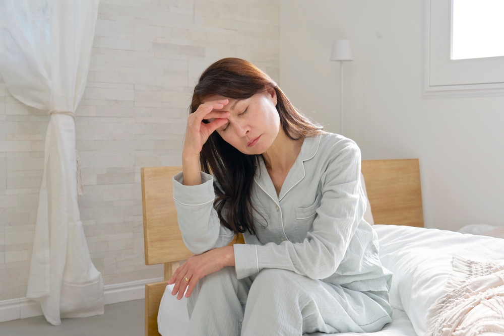 寝ても疲れが取れていない女性