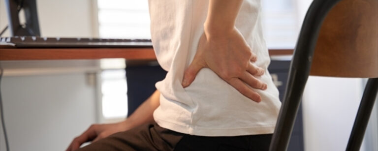 ヘルニアは治らない？症状の特徴と手術以外の治療法は？