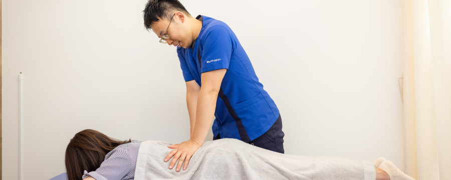 腰の施術を受ける女性