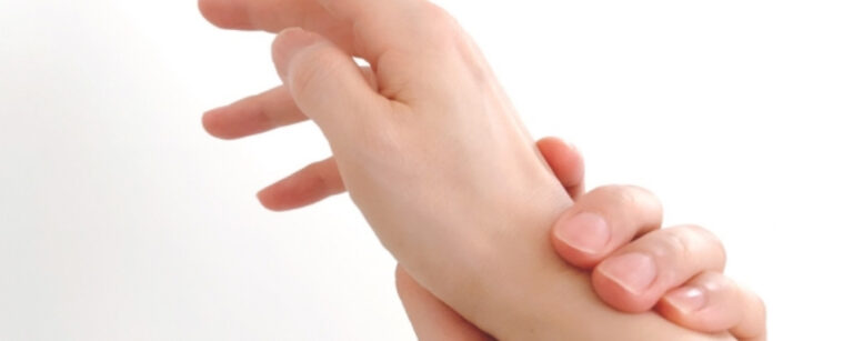 ヘルニアで手足がしびれる原因は？ストレッチなどの対処法