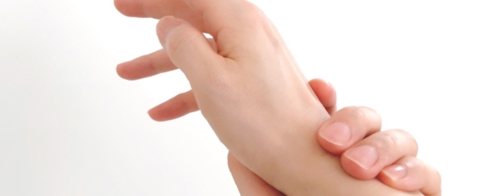 ヘルニアで手足がしびれる原因は？ストレッチなどの対処法