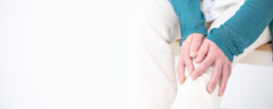 膝痛は治らない？長引く痛みの原因や対処法、悪化を防ぐ予防法