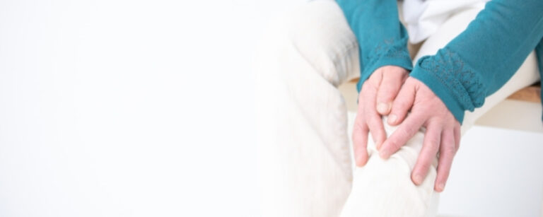 膝痛は治らない？長引く痛みの原因や対処法、悪化を防ぐ予防法