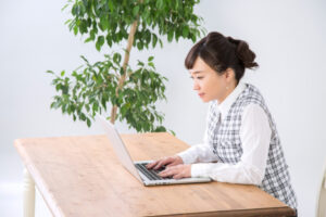 猫背を改善するセルフケア法｜猫背の原因やデメリット、セルフチェック法も紹介