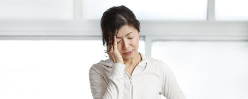 顔の歪みに悩む女性