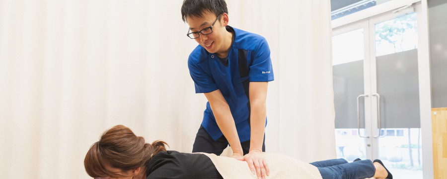 治療中の整体師と患者