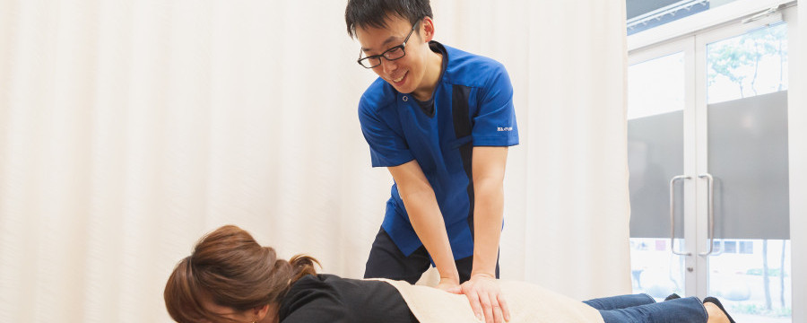 腰付近を施術する整体師
