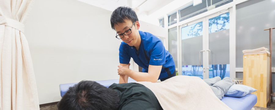 施術中の整体師