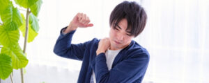 肩甲骨まわりの筋肉がぴくぴく痙攣する原因と対処法は？