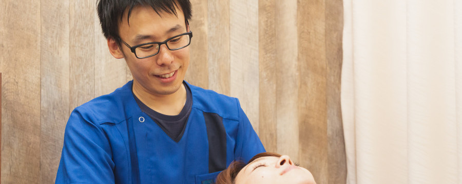 施術中の整体師と患者