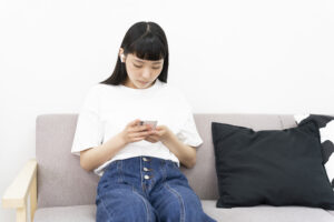ストレートネック（スマホ首）とは？手足がしびれる原因？【セルフチェックとストレッチ方法】