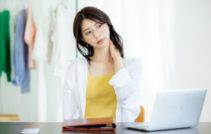 「肩こり」解消におすすめ！「肩甲骨」を意識したストレッチと筋膜リリース